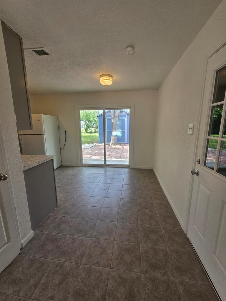 1401 Trinity St - Photo 4