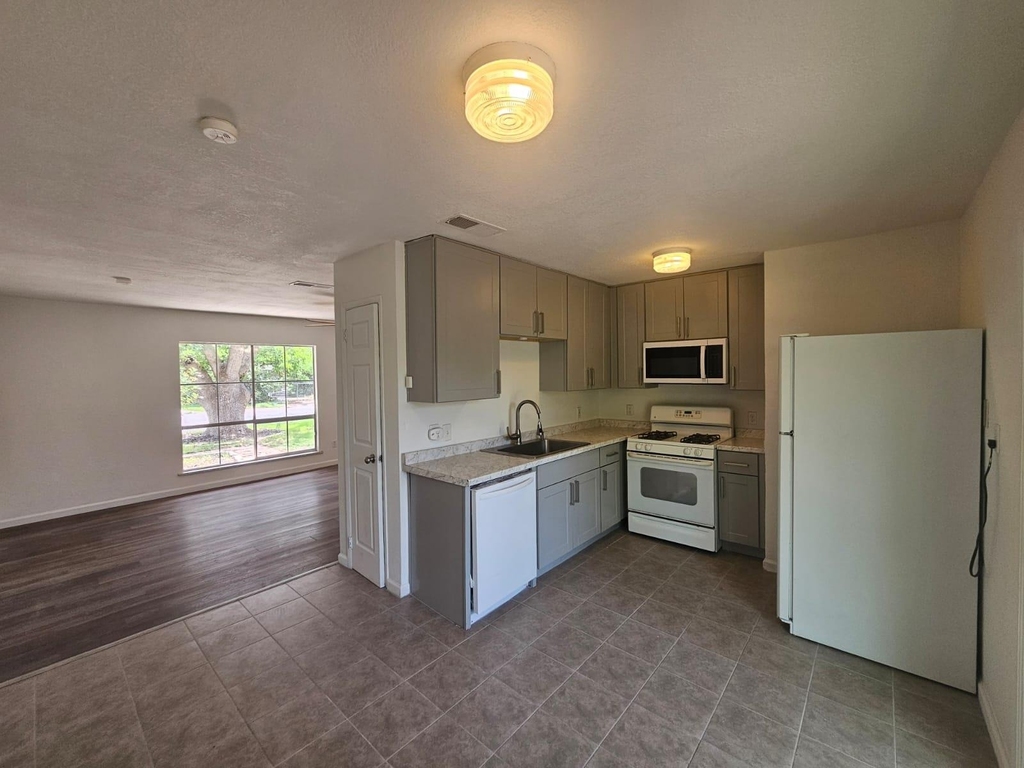 1401 Trinity St - Photo 5