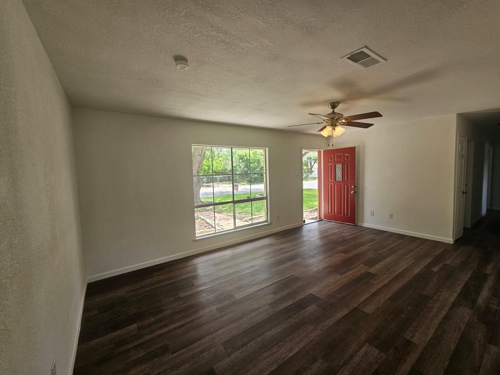 1401 Trinity St - Photo 2