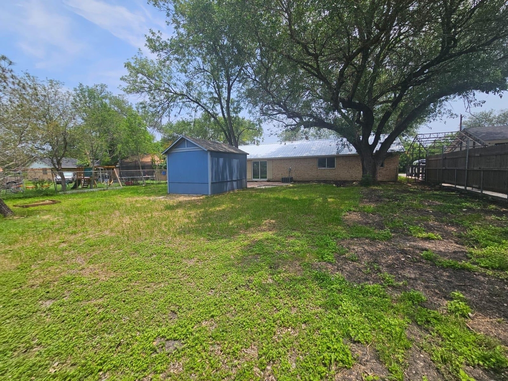 1401 Trinity St - Photo 23