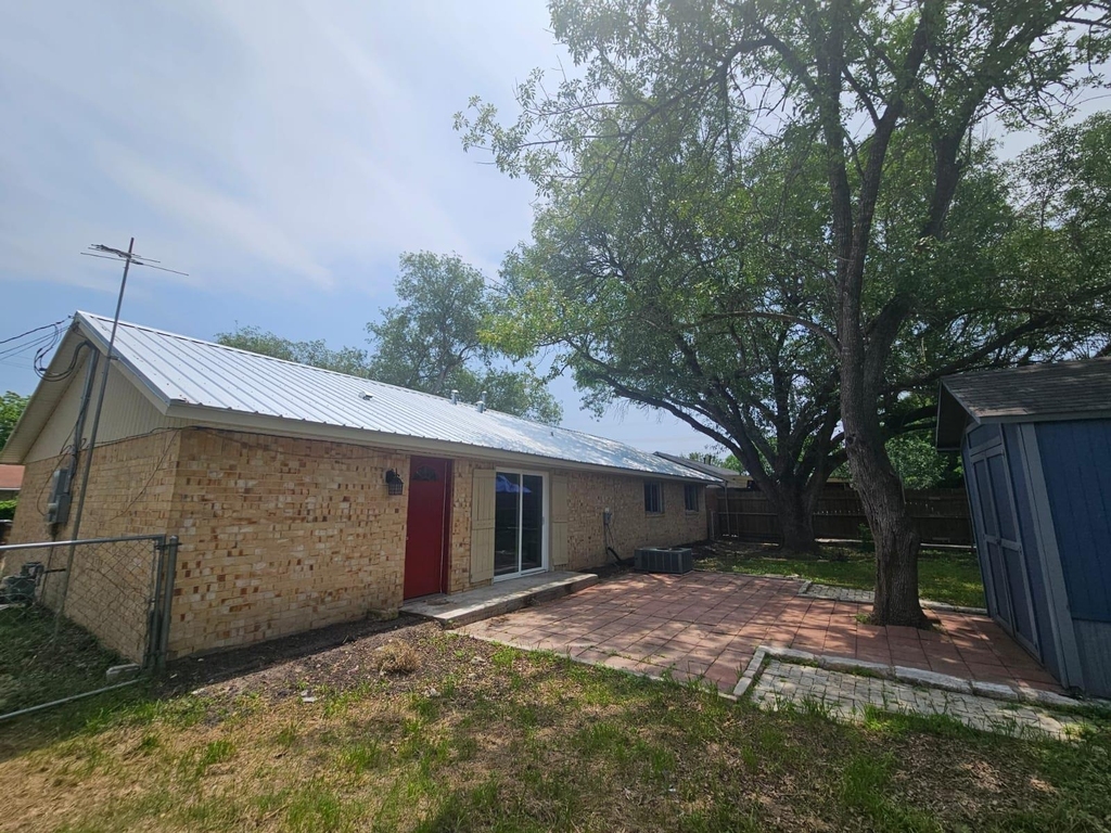 1401 Trinity St - Photo 24