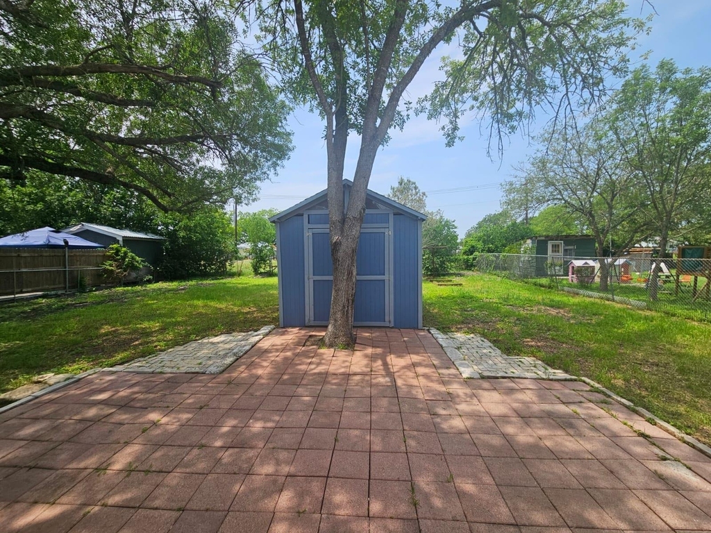 1401 Trinity St - Photo 25