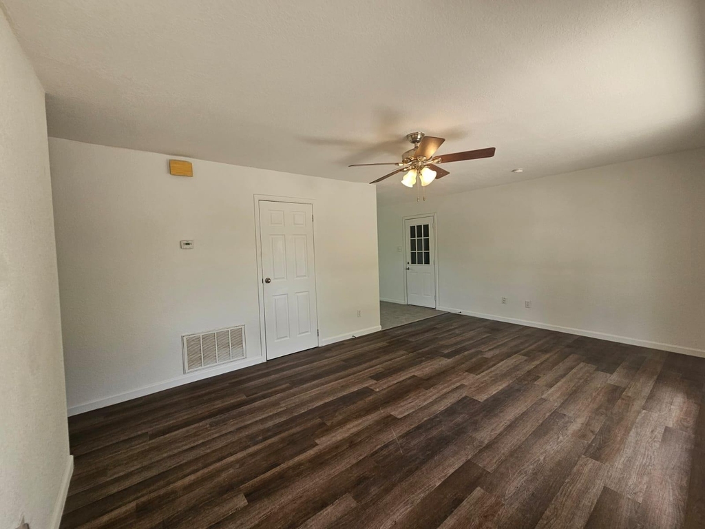1401 Trinity St - Photo 3