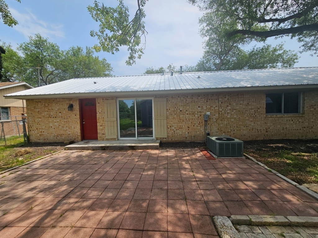 1401 Trinity St - Photo 20