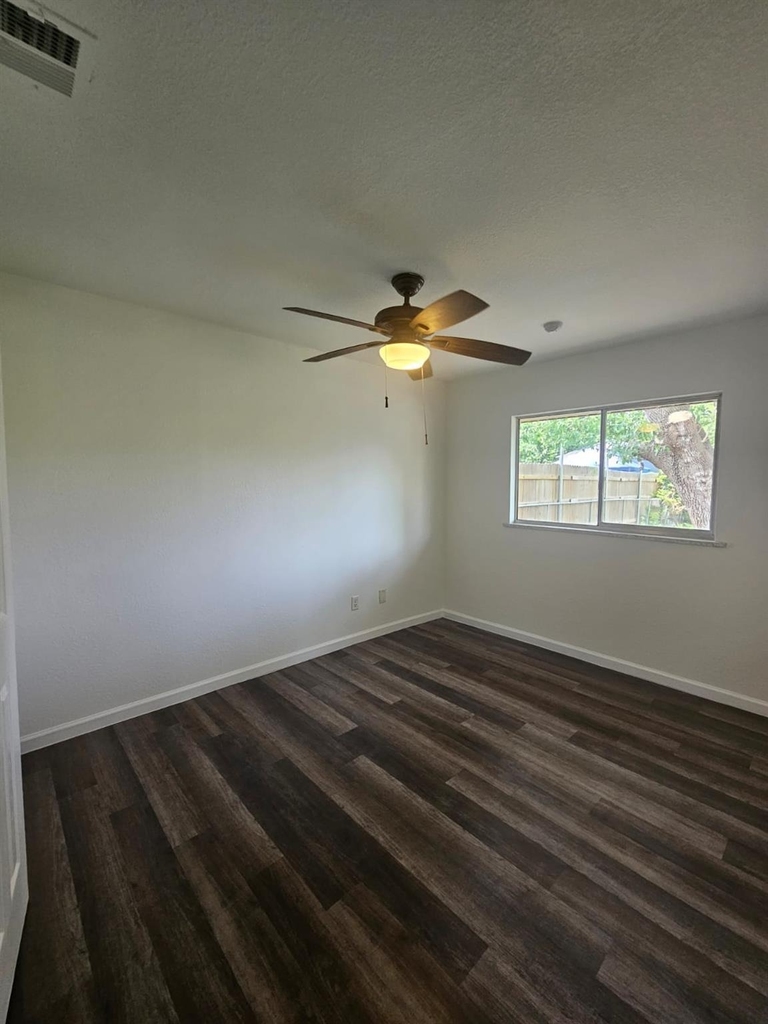 1401 Trinity St - Photo 8