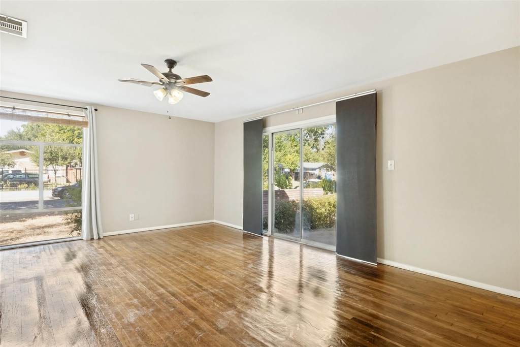 1405 Broadmoor Dr - Photo 4