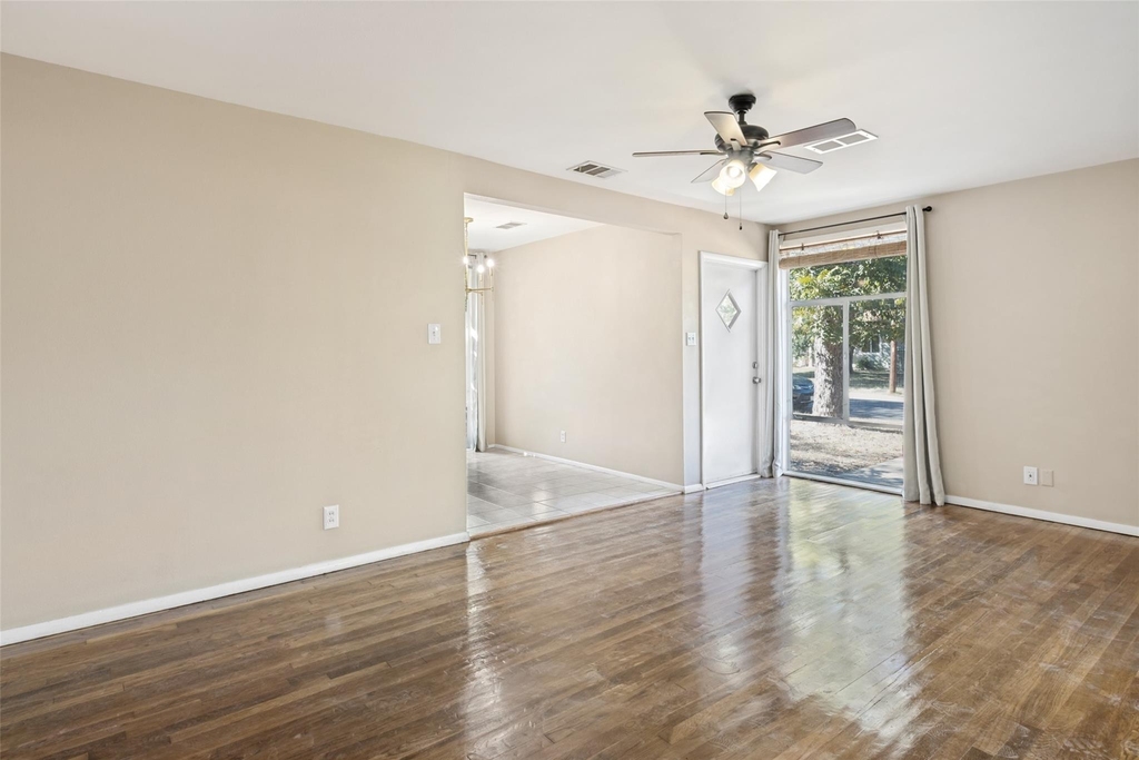 1405 Broadmoor Dr - Photo 3