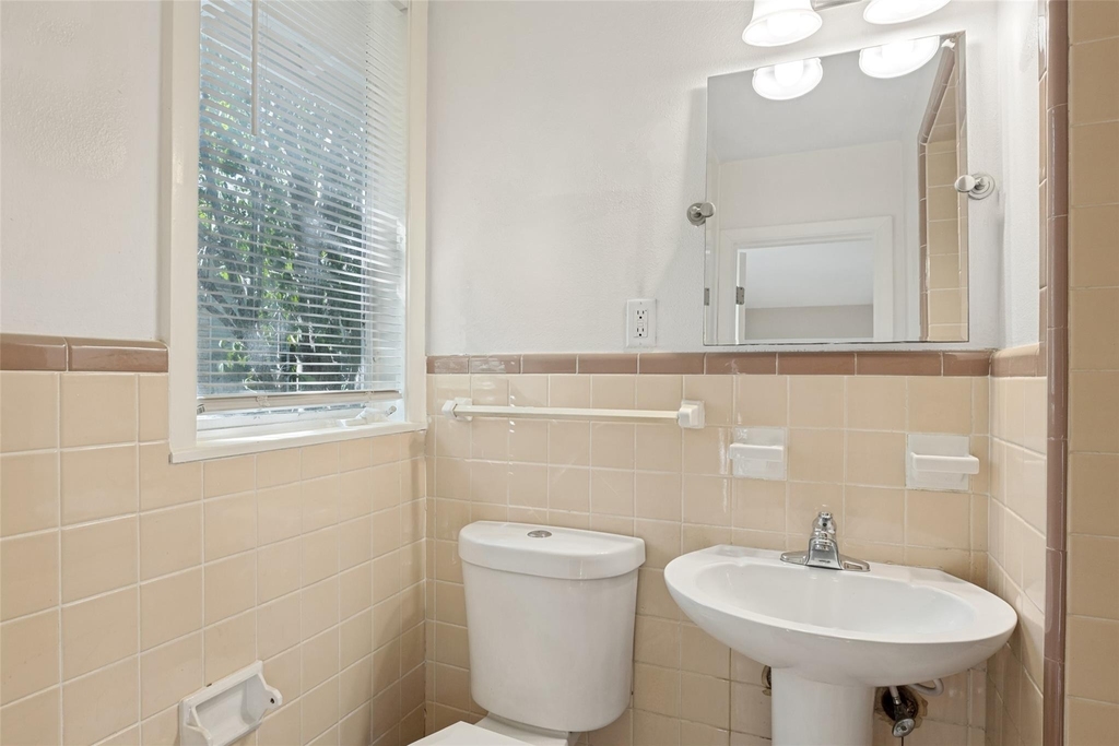 1405 Broadmoor Dr - Photo 14