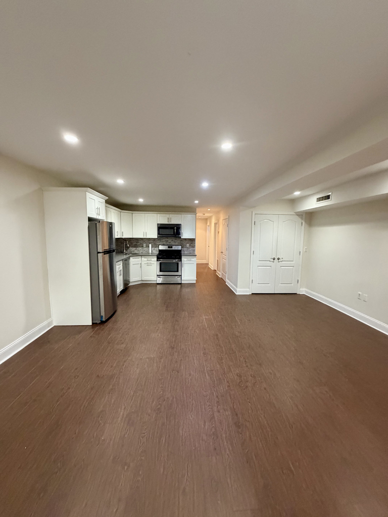 1073 Hancock Street - Photo 3