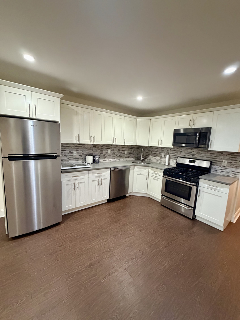 1073 Hancock Street - Photo 2