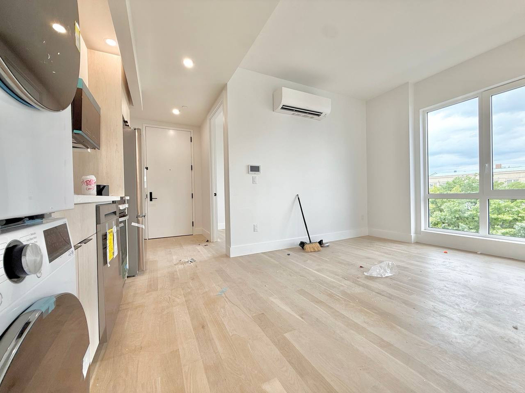 192 Graham Avenue - Photo 0