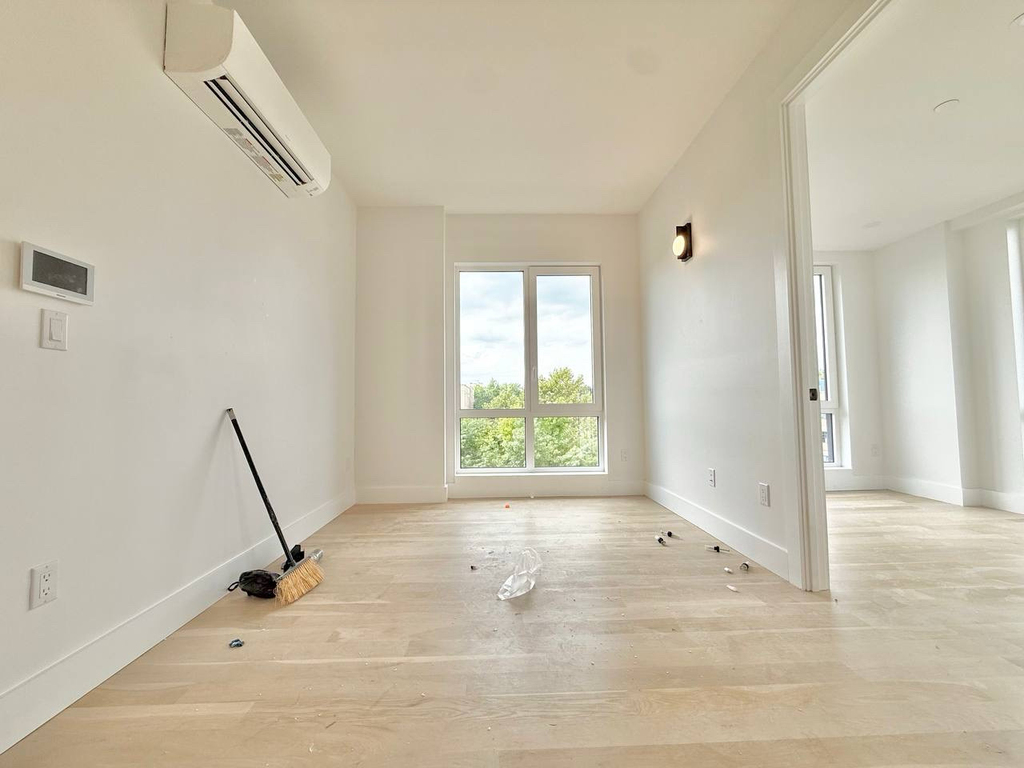 192 Graham Avenue - Photo 1