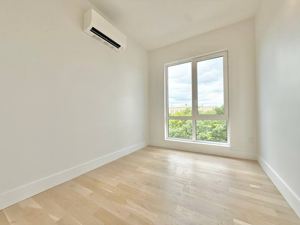 192 Graham Avenue - Photo 5