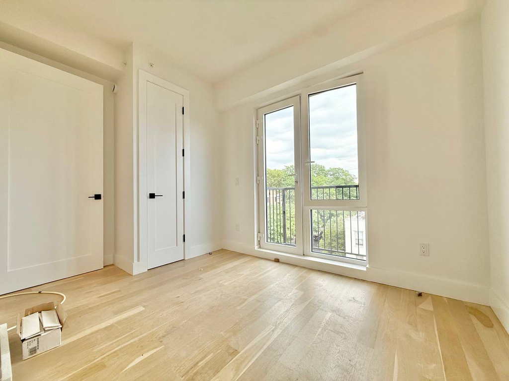 192 Graham Avenue - Photo 3