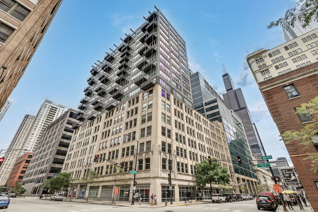 565 W Quincy Street - Photo 0