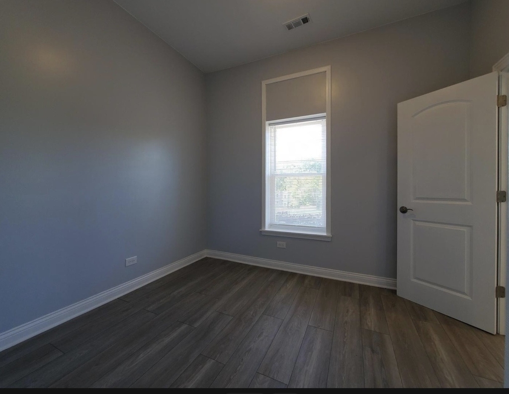 943 W 59th Street - Photo 6