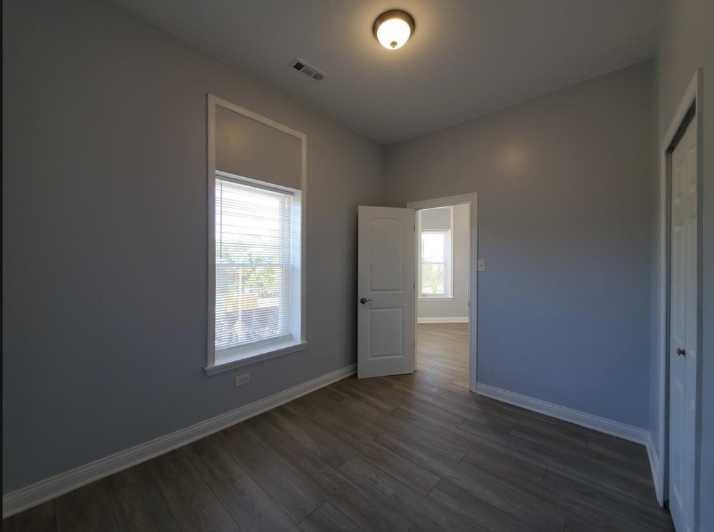 943 W 59th Street - Photo 8