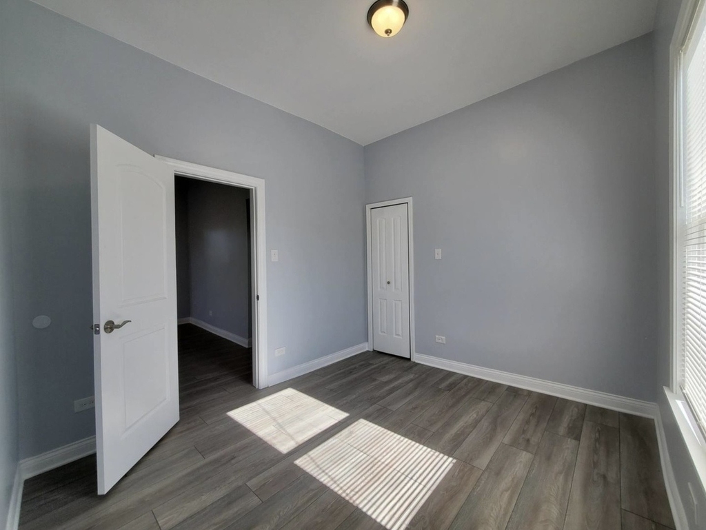 943 W 59th Street - Photo 10