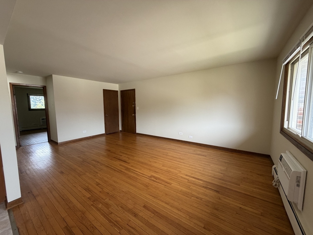 826 N Milwaukee Avenue - Photo 2