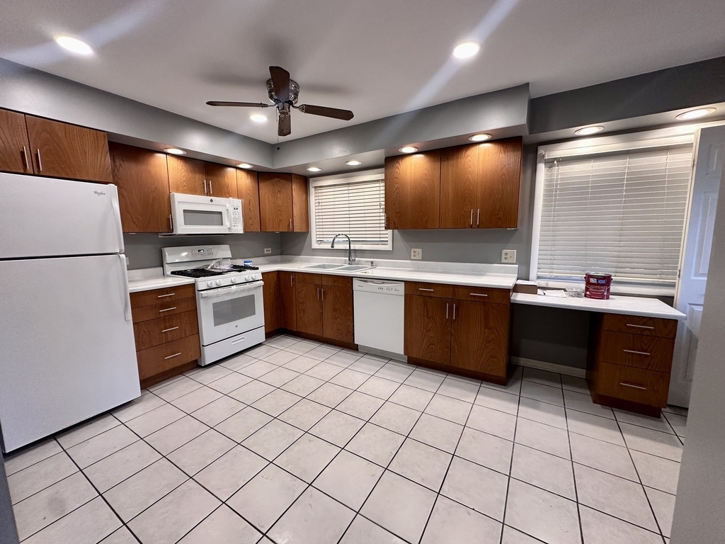 1702 W Oakton Street - Photo 2