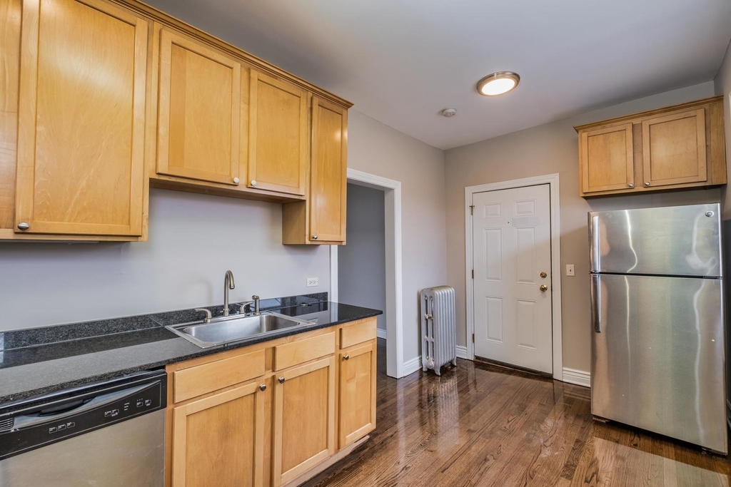 2450 W Addison Street - Photo 2
