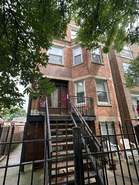2307 N Austin Avenue - Photo 0