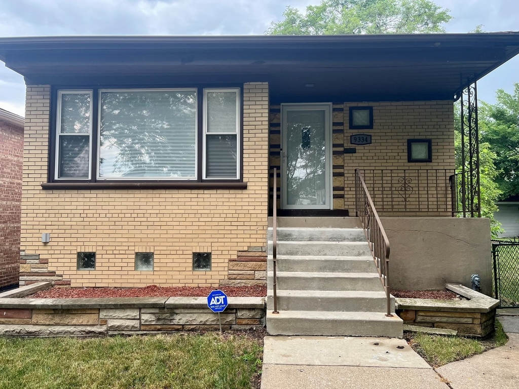 9334 S Paxton Avenue - Photo 0
