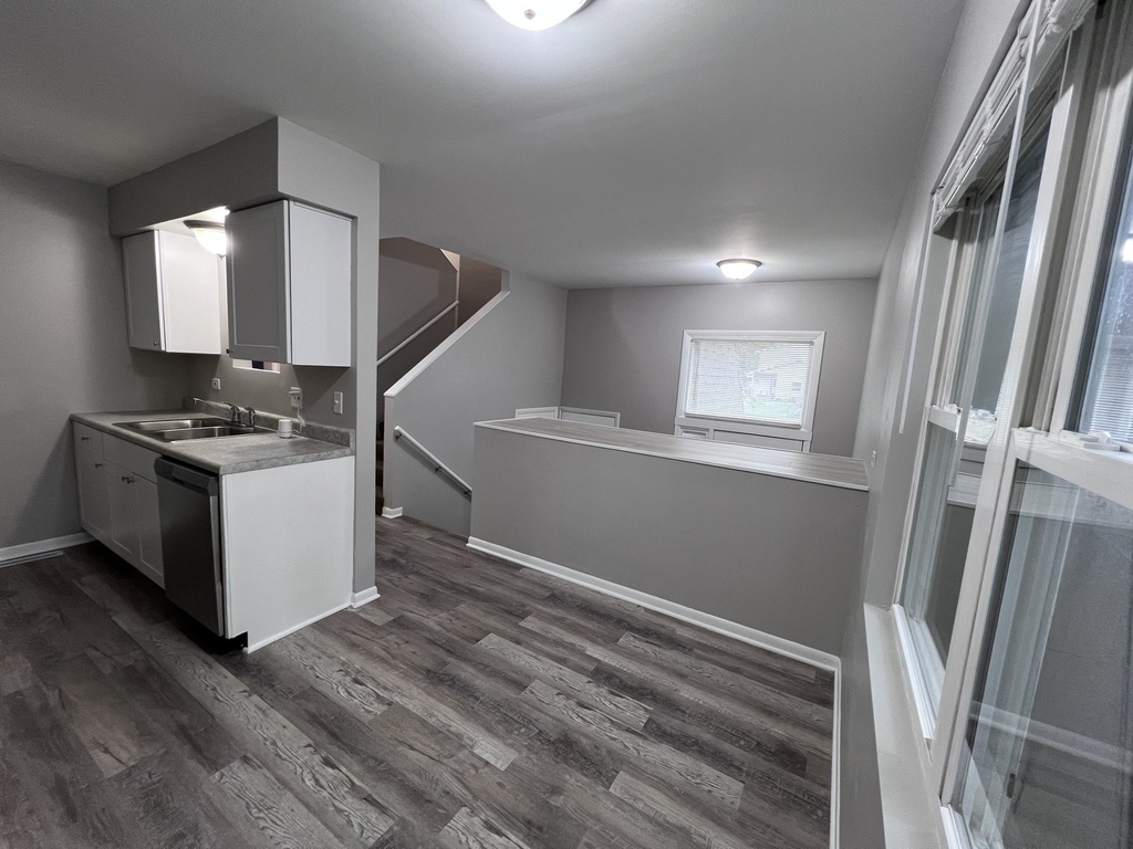 1637 Sheffield Drive - Photo 4