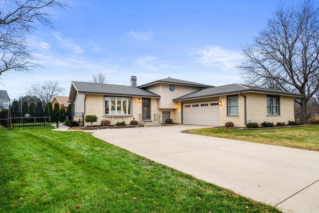 1060 Judy Drive - Photo 0