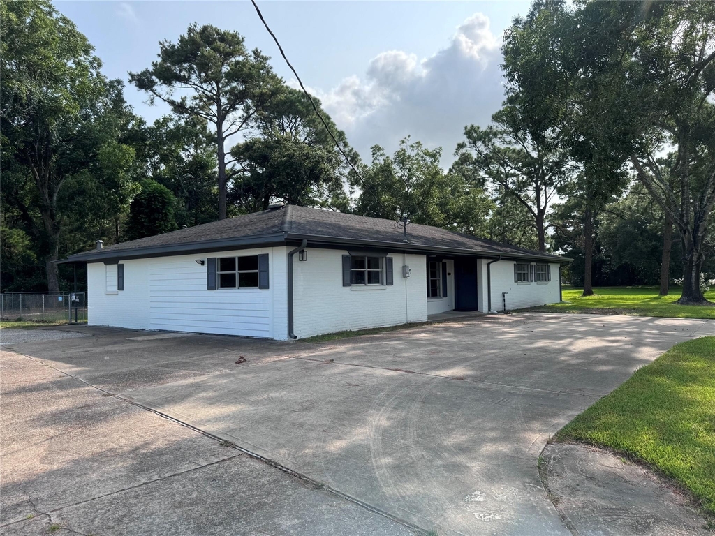 319 E South Street - Photo 1