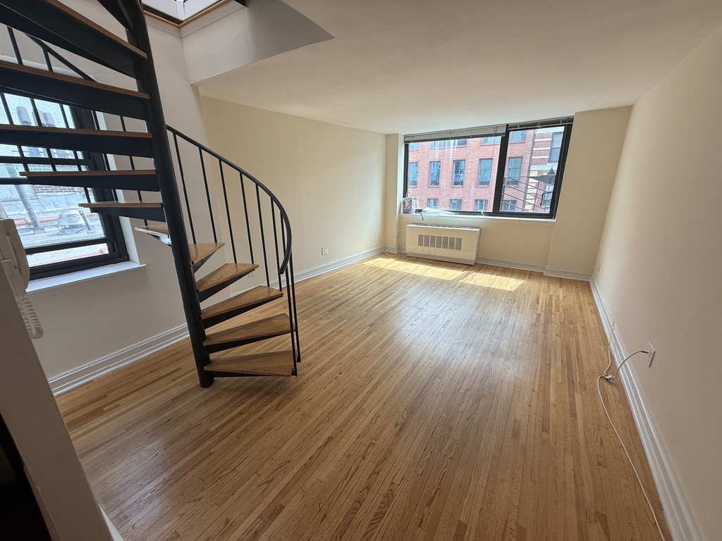 365 West 52nd Street - Photo 2