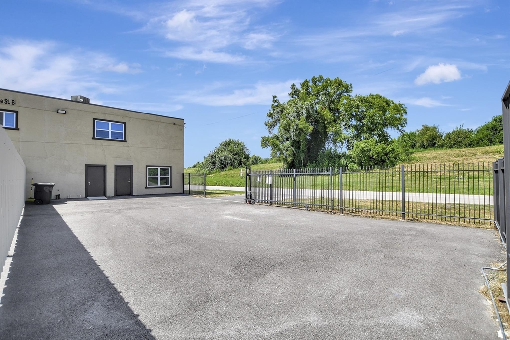 7900 Lane Street - Photo 32
