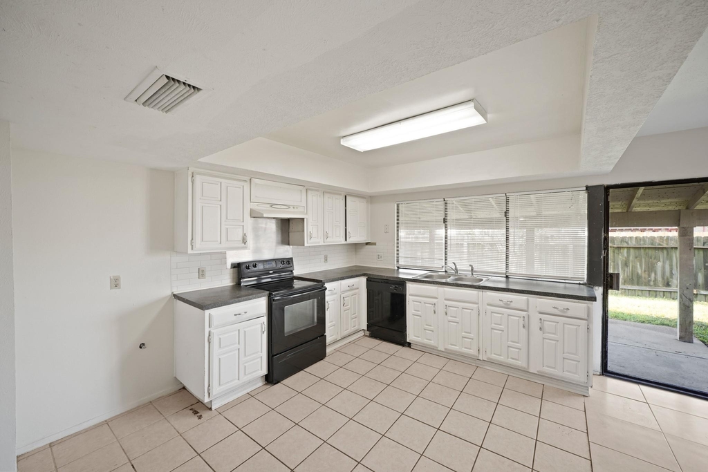 15822 Danford Drive - Photo 11