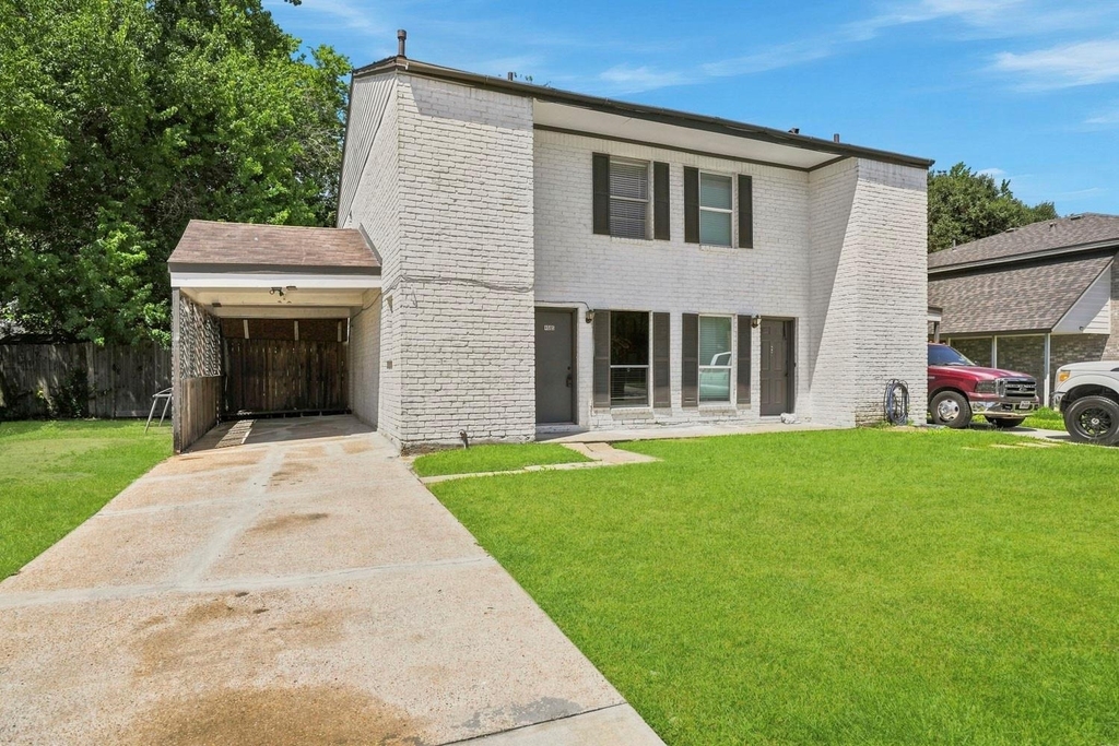 4605 Orange Circle N - Photo 0