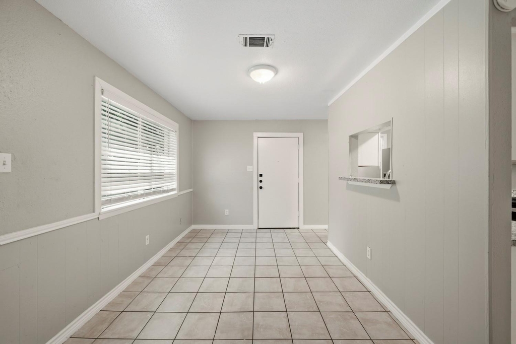 4605 Orange Circle N - Photo 2