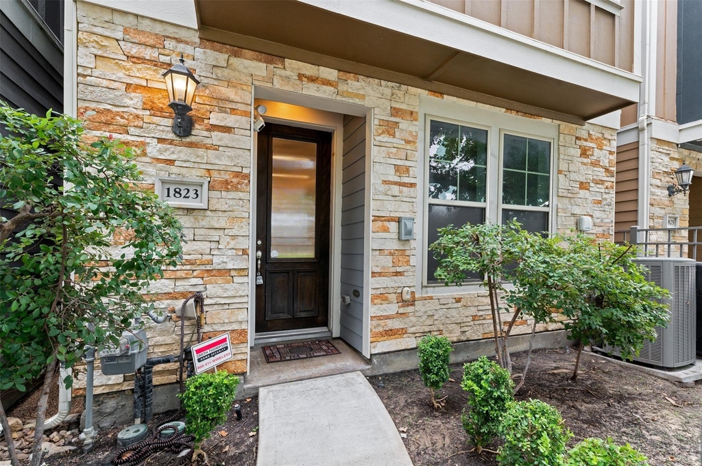 1823 Drew Street - Photo 1