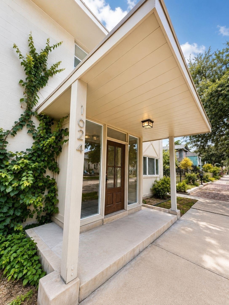 1624 Sealy - Photo 0