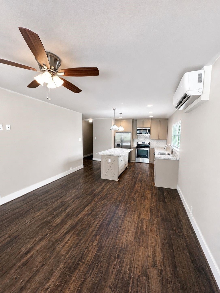 1624 Sealy - Photo 1