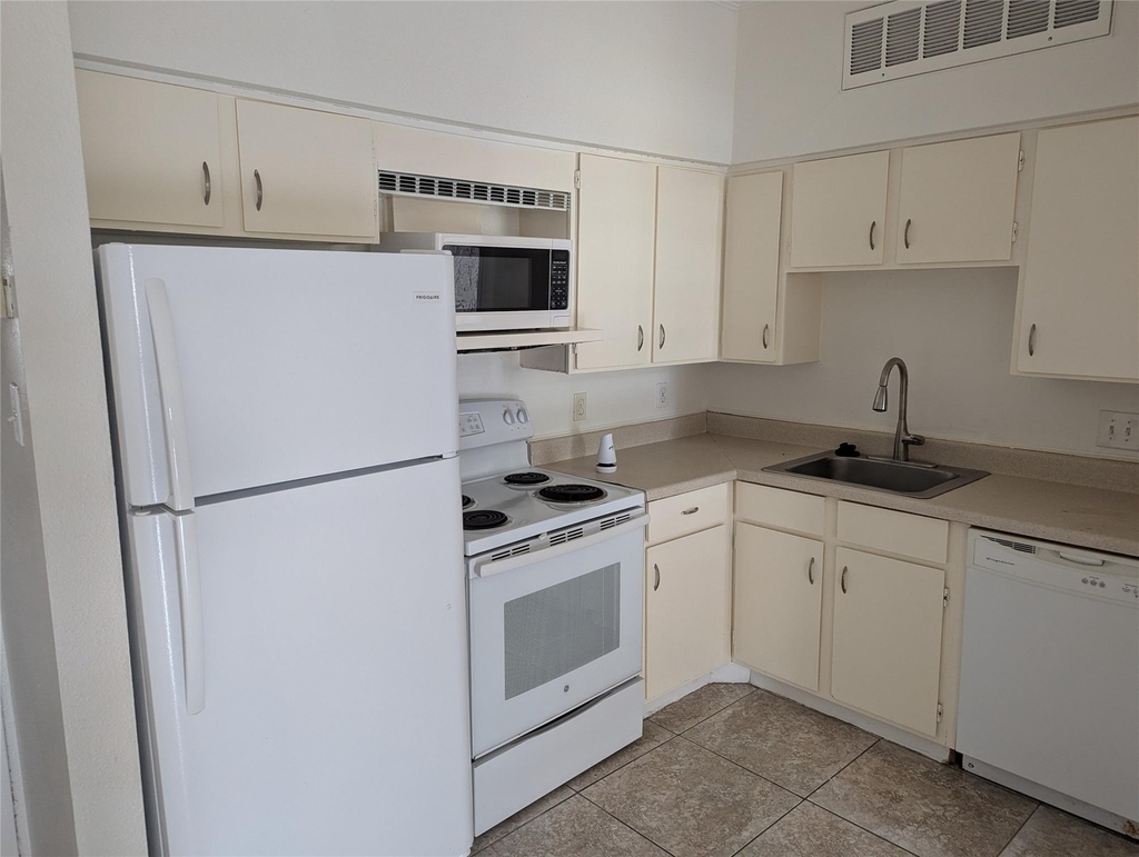 10855 Meadowglen Lane - Photo 3