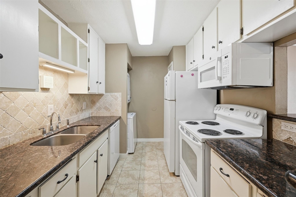 9707 Richmond Street - Photo 2