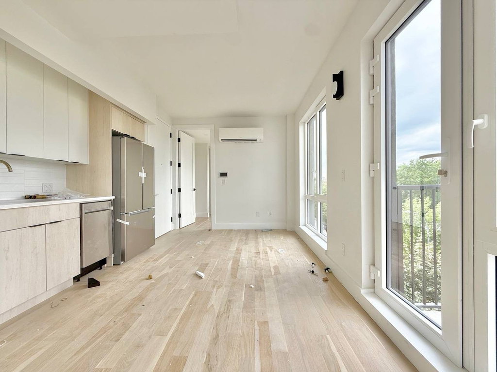 192 Graham Avenue - Photo 0