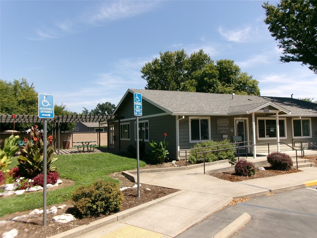 1526 Spruce Street - Photo 2