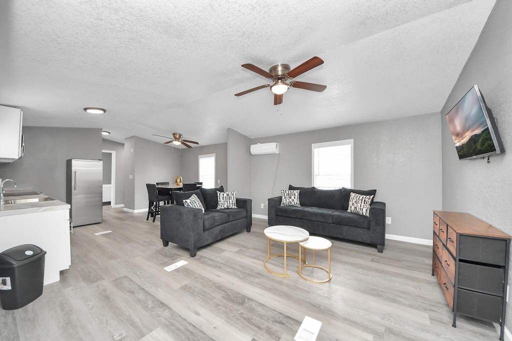 145 W Austin Avenue - Photo 3