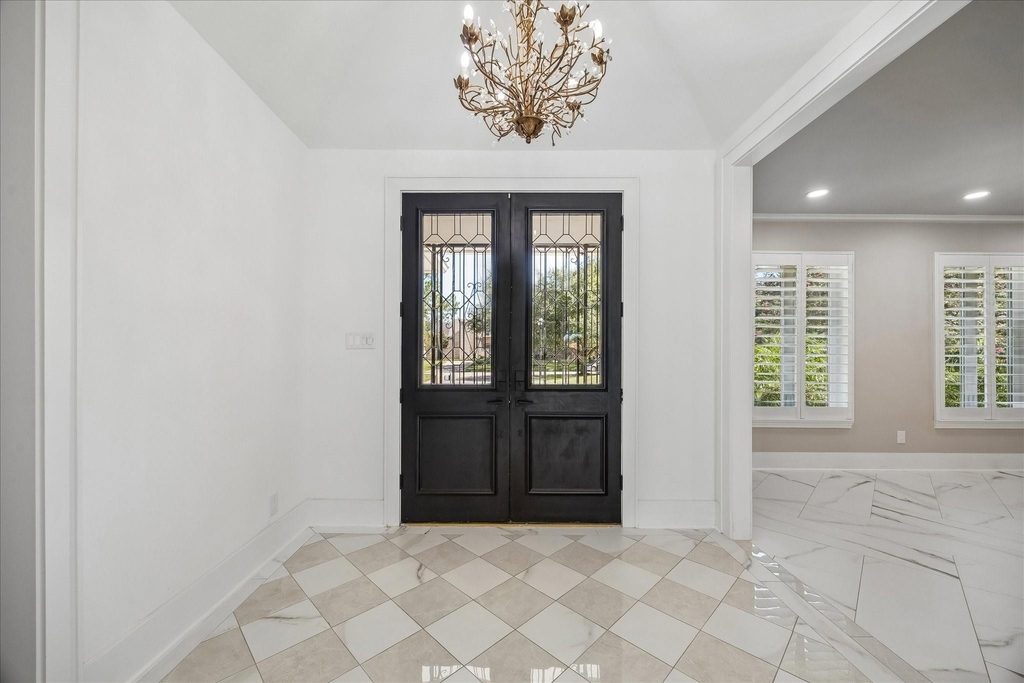 1326 Sugar Creek Boulevard - Photo 2
