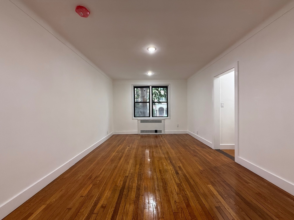 85th street and 35th Avenue - Photo 5