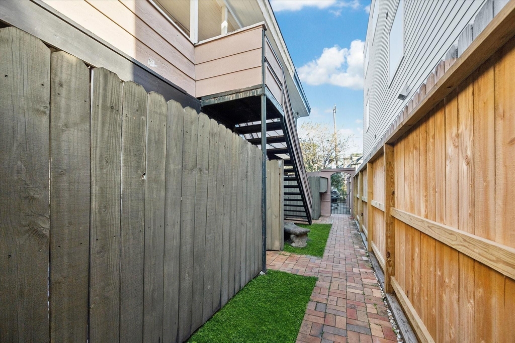 2414 Morse Street - Photo 3