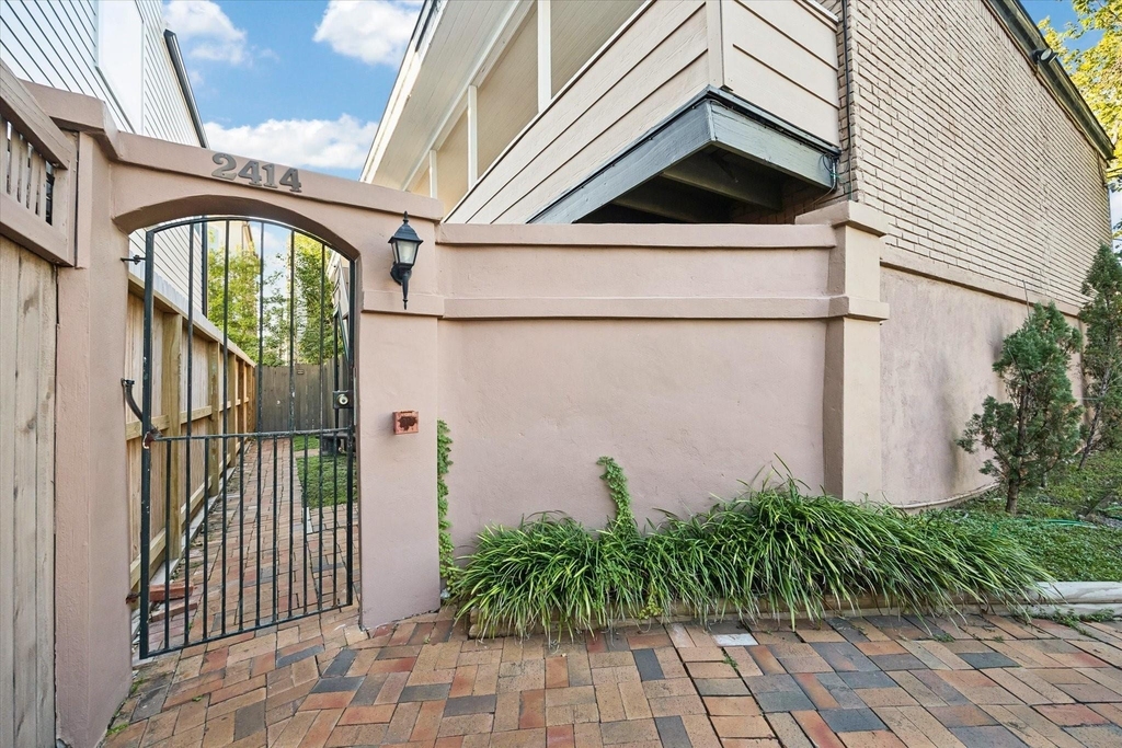 2414 Morse Street - Photo 2
