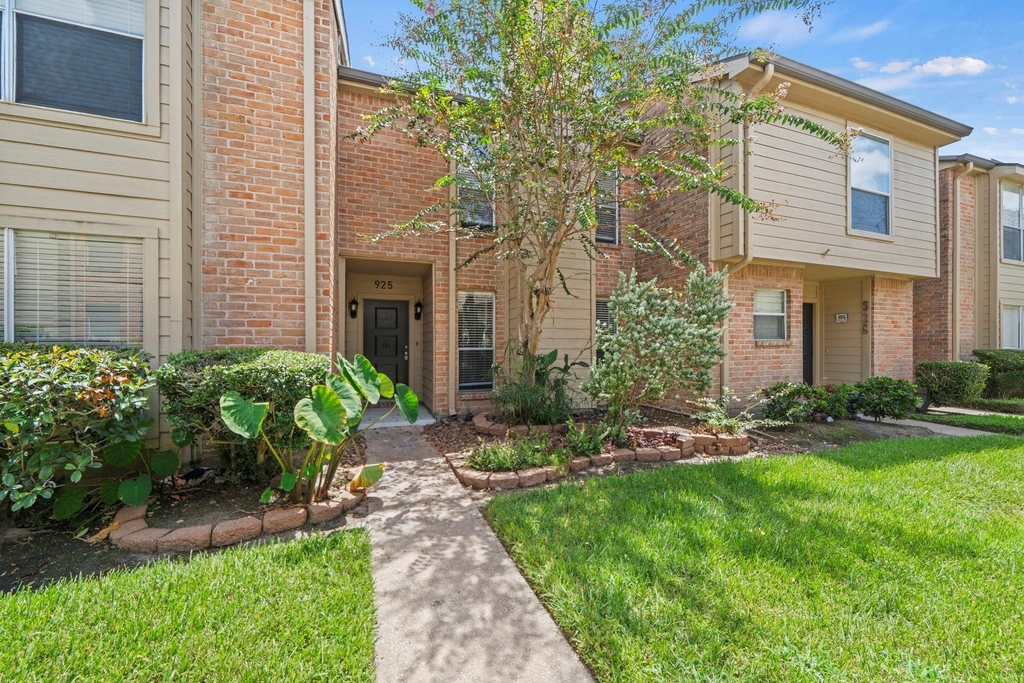 925 Memorial Village Drive - Photo 0
