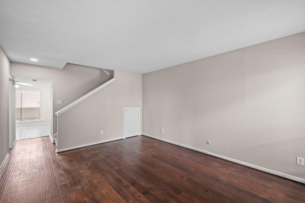 925 Memorial Village Drive - Photo 6
