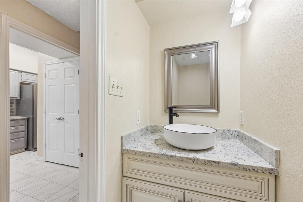 1035 Fountain View Drive - Photo 15
